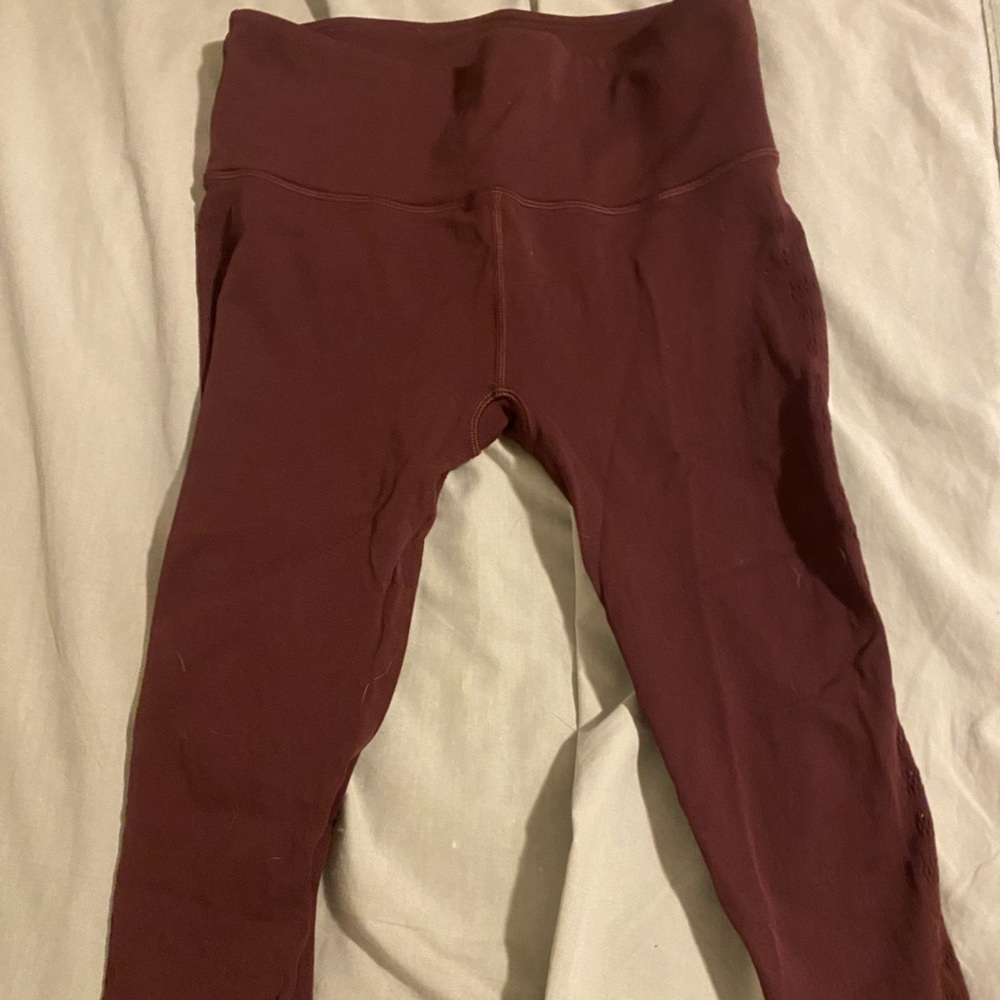 LULULEMON BURGUNDY SIZE 8 LEGGINGS 21 INCHES